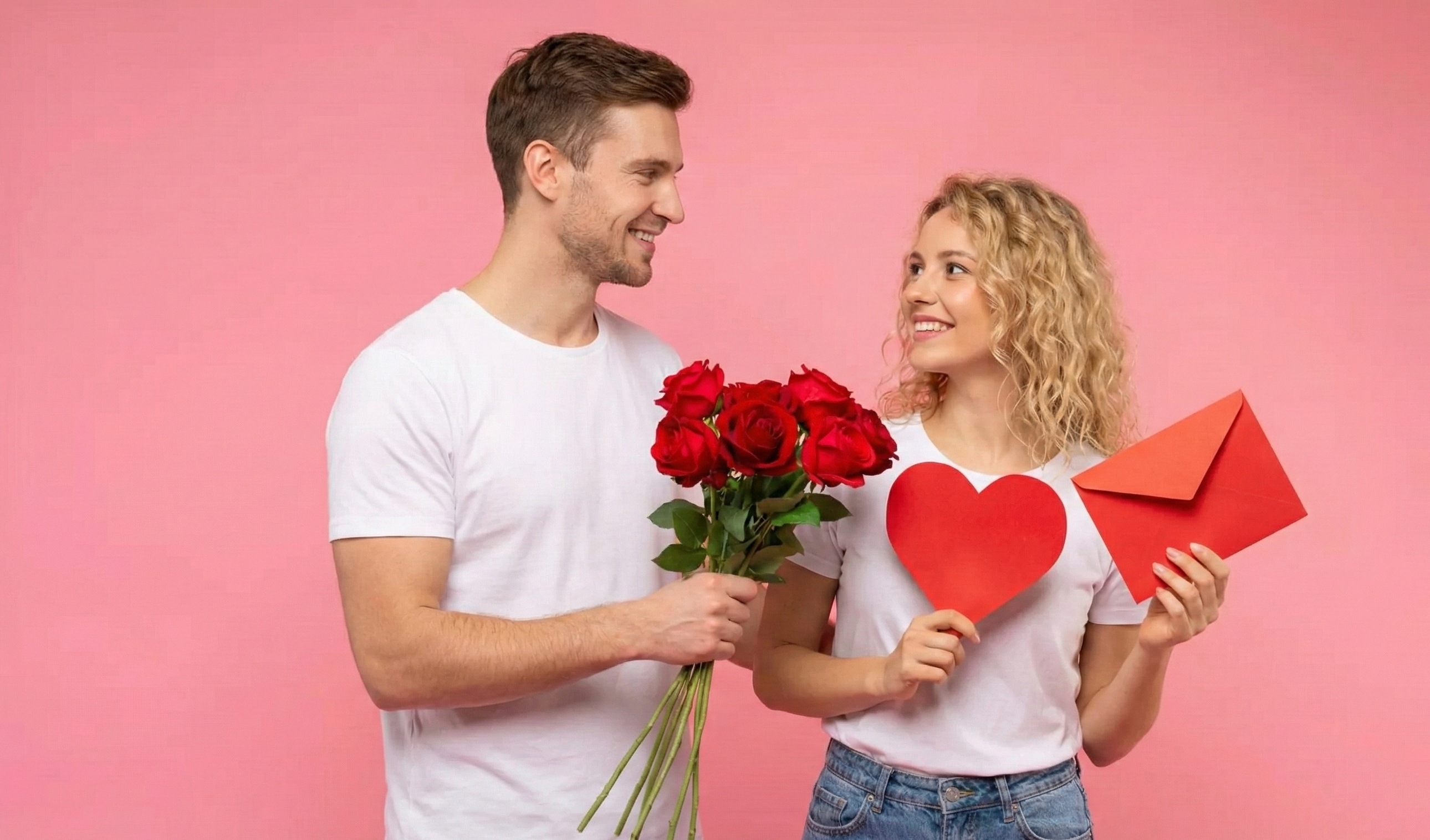 Casal apaixonado trocando mensagens de amor pelo WhatsApp