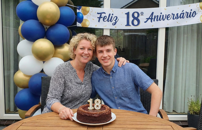 Telemensagem de aniversário de 18 anos celebrando a maioridade e liberdade